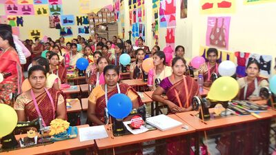 <p>రాష్ట్రంలోని కాంగ్రెస్ ప్రభుత్వం మహిళా సంఘాలకు పెద్ద పీట వేస్తోంది. రాష్ట్రవ్యాప్తంగానూ పెద్ద ఎత్తున సభ్యులను మహిళా సంఘాల్లో చేర్పించాలని భావిస్తోంది.</p> <p>రాష్ట్రంలోని కాంగ్రెస్ ప్రభుత్వం మహిళా సంఘాలకు పెద్ద పీట వేస్తోంది. రాష్ట్రవ్యాప్తంగానూ పెద్ద ఎత్తున సభ్యులను మహిళా సంఘాల్లో చేర్పించాలని భావిస్తోంది.</p>