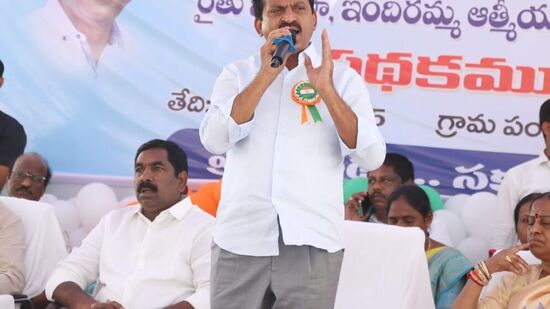 గ్రామాల్లోనే కాకుండా పట్టణ ప్రాంతాల్లోనూ ఇందిరమ్మ ఇళ్ల నిర్మాణాలను చేపట్టడంపై ప్రభుత్వం దృష్టి పెట్టింది. ఇదే విషయంపై రాష్ట్ర గృహ నిర్మాణశాఖ పొంగులేటి శ్రీనివాస్ రెడ్డి కీలక ప్రకటన చేశారు. పట్టణ ప్రాంతాలలో కూడా   ఇందిర‌మ్మ ఇండ్ల నిర్మాణంపై దృష్టి సారించామ‌ని తెలిపారు. 