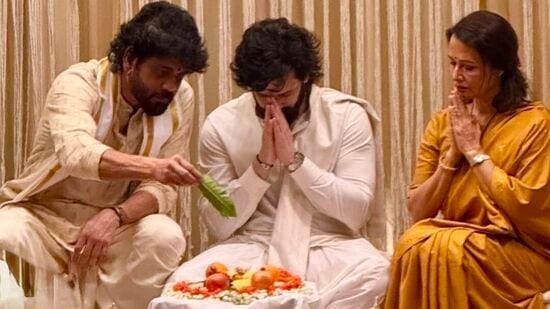 శుక్రవారం ఉదయం జూబ్లిహిల్స్ లోని నాగార్జున నివాసంలో అఖిల్, జైనాబ్ పెళ్లి జరిగింది. ఈ సందర్భంగా అఖిలతో పాటు తల్లిదండ్రులు నాగార్జున, అమల ఇలా పూజలో పాల్గొన్నారు.