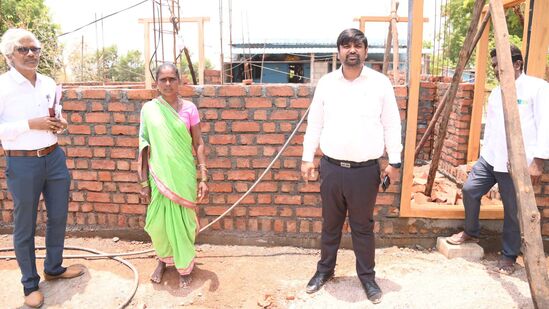  దేశంలో ఏ రాష్ట్ర ప్ర‌భుత్వం కూడా పేద‌వాళ్ల ఇంటికోసం ఐదు ల‌క్ష‌ల రూపాయిలు ఖ‌ర్చు చేయ‌డం లేద‌ని మంత్రి పొంగులేటి గుర్తు చేశారు. ఎన్నిక‌ల్లో ఇచ్చిన హామీ మేర‌కు రాష్ట్రంలో అర్హులైన ప్ర‌తి ఒక్క‌రికీ ఇందిర‌మ్మ ఇండ్లు నిర్మించి ఇవ్వ‌డ‌మే ఈ ప్ర‌భుత్వ ల‌క్ష్యమ‌ని , దీనికి అనుగుణంగా అధికార యంత్రాంగం ప‌నిచేయాల‌ని అన్నారు.