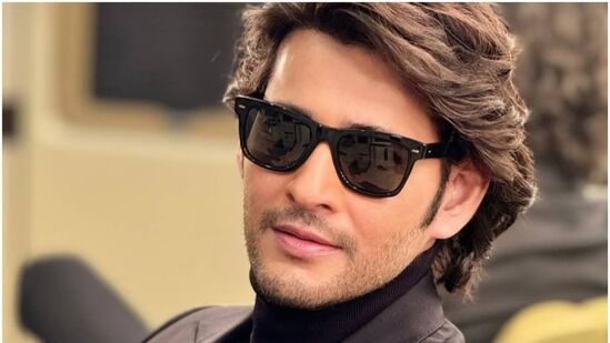 మహేష్ బాబు  - టాలీవుడ్ సూపర్ స్టార్ వ్యానిటీ వ్యాన్ కూడా చాలా విలాసవంతంగా ఉంటుందని, అతని వ్యాన్ ఖరీదు రూ6.2 కోట్లు అని సమాచారం.