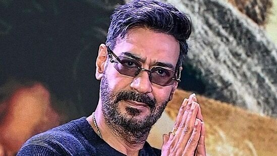 ఈ నటుడు మరెవరో కాదు అజయ్ దేవగణ్. ఆర్ఆర్ఆర్ లో కేవలం ఎనిమిది నిమిషాల పాటు కనిపించిన అజయ్ దేవగణ్ పారితోషికం భారతీయ సినిమా చరిత్రలోనే అత్యంత ఖరీదైన అతిథి పాత్రగా నిలిచింది.