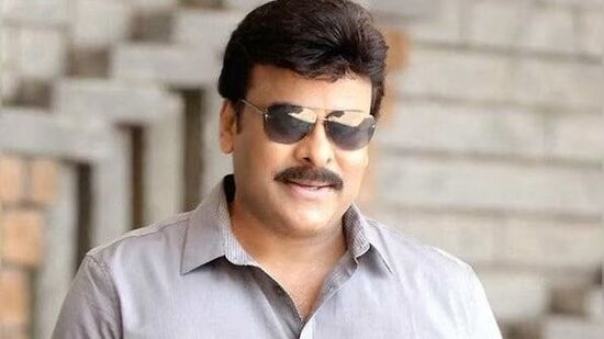 90వ దశకంలో కోటి రూపాయల పారితోషికం అందుకున్న తొలి నటుడు చిరంజీవి కాగా, ఆ తర్వాత శ్రీదేవి ఆ రికార్డును బద్దలు కొట్టారు. ఇప్పుడు కోటి రూపాయల పారితోషికం చాలా తక్కువ. ఇప్పుడు చాలామంది యాక్టర్లు రూ.100 కోట్లు తీసుకుంటున్నారు.