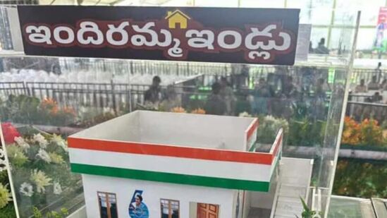 హైద‌రాబాద్ కు దూరంగా   గ‌తంలో 42 వేల ఇండ్ల‌ను నిర్మించ‌గా….  సుమారు 19 వేల మంది మాత్ర‌మే అక్క‌డికి  వెళ్లారని పొంగులేటి చెప్పారు. ఇటీవ‌ల  క్షేత్ర‌స్ధాయిలో మ‌రోసారి ప‌రిశీల‌న జ‌రుప‌గా  కేవ‌లం 13 వేల మంది  మాత్ర‌మే ఆ నివాసాల‌లో ఉంటున్న‌ట్లు తేలింద‌న్నారు. ఈ అంశాల‌న్నింటినీ ప‌రిగ‌ణ‌న‌లోకి తీసుకొని ప‌ట్ట‌ణ ప్రాంతాల‌లో ప్ర‌ధానంగా  హైద‌రాబాద్ న‌గ‌రంలోని మురికి వాడ‌ల్లో పేద‌లు ఉన్న‌చోటే జీ+3 ప‌ద్ద‌తిలో ఇందిర‌మ్మ ఇండ్ల‌ను  నిర్మించాలని నిర్ణ‌యించిన‌ట్లు వెల్ల‌డించారు.