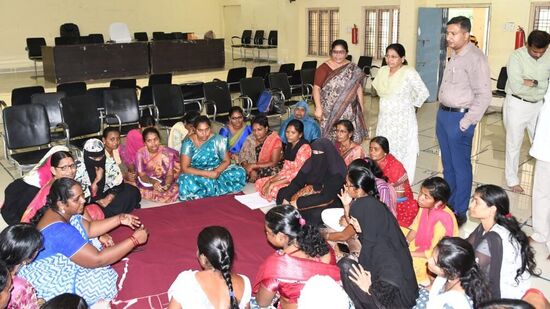 మరోవైపు మహిళా సంఘాల సభ్యులకు యూనిక్ నెంబర్ లేదా క్యూఆర్ కోడ్ కలిగిన ఒక గుర్తింపు కార్డు జారీ చేసే విధానంపై  కూడా తెలంగాణ ప్రభుత్వం కసరత్తు చేస్తోంది. ఆరోగ్య, ఆర్థిక పరమైన వివరాలతో కూడిన డేటా బేస్ తయారు చేసి అందరికీ ఆరోగ్య పరీక్షలు చేయించే దిశగా అడుగులు వేయనుంది.