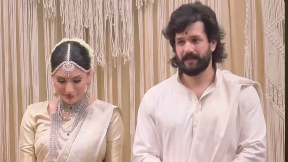 <p>అఖిల్, జైనాబ్ రెండేళ్లుగా ప్రేమించుకున్నారు. ఇప్పుడు మూడు ముళ్లతో ఒక్కటయ్యారు. పారిశ్రామిక వేత్త జుల్ఫి రవ్జీ తనయ జైనాబ్. ఆమె పెయింటింగ్ ఆర్టిస్ట్. సోషల్ మీడియా ఇన్ ఫ్లుయెన్సర్ గా ఫేమస్ అయ్యారు. </p>(x)