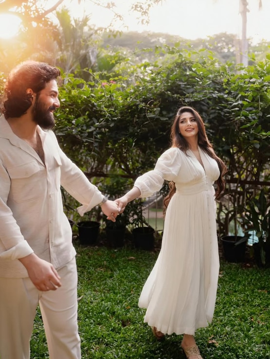 అఖిల్, జైనాబ్ పెళ్లికి చిరంజీవి దంపతులు, రామ్ చరణ్ దంపతులు అటెండ్ అయ్యారు. వీళ్ల రిసెప్షన్ వేడుక జూన్ 8న అన్నపూర్ణ స్టూడియోస్ లో ఘనంగా నిర్వహించనున్నారు. 