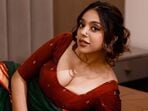<p>డిఫరెంట్ వెబ్ సిరీస్ లతో అదరగొడుతున్న దేవియాని శర్మ అందాల విందులోనూ తగ్గేదేలే అంటోంది. చీర కొంగు జార్చి ఎద పరువాలను ఇలా ప్రదర్శించింది దేవియాని. </p>(instagram-vdeviyanisharma)