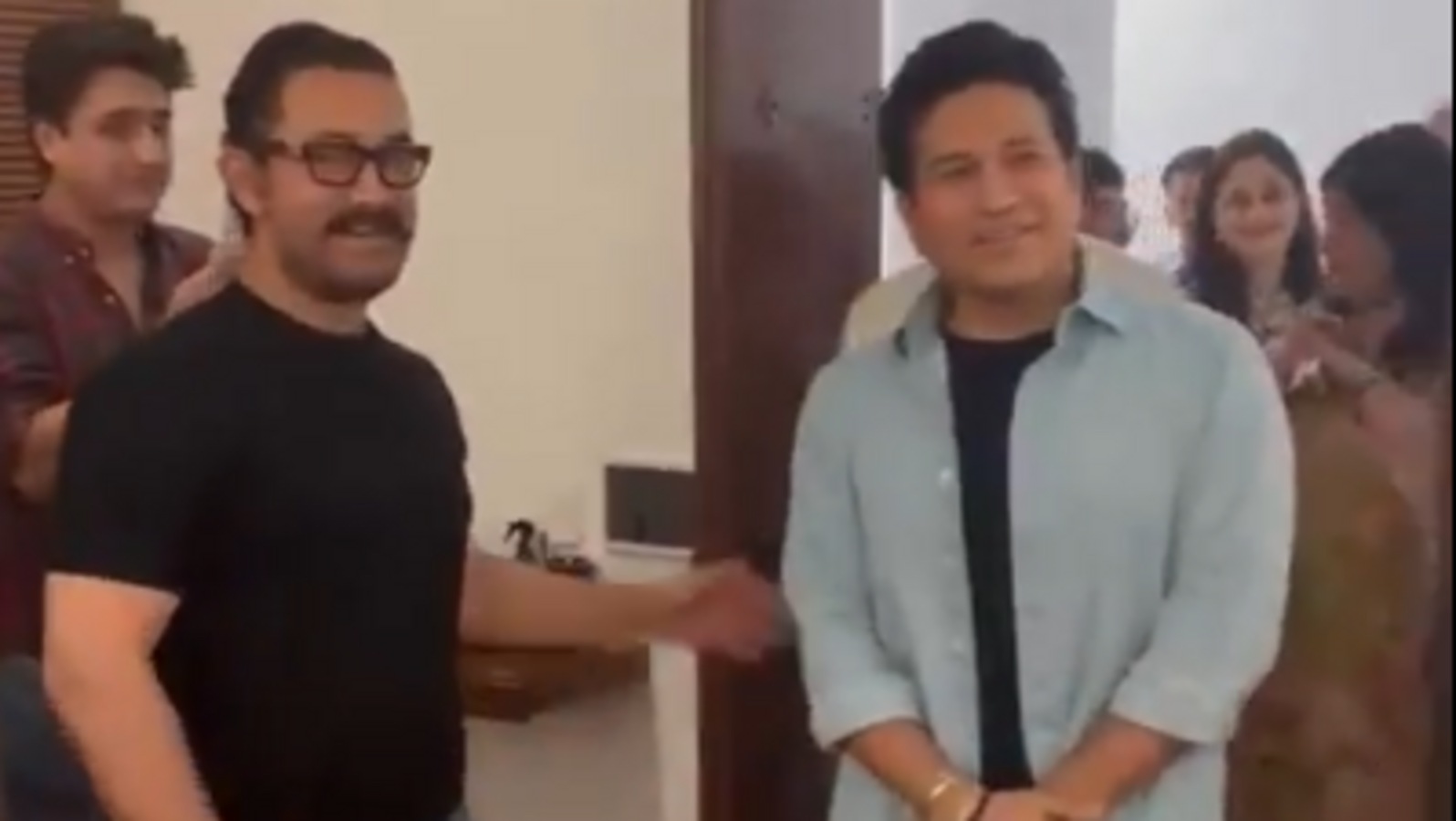 ఇప్పటికీ తగ్గని మాస్టర్ బ్లాస్టర్ క్రేజ్.. ఆమిర్ ఖాన్ ఇంట్లో సచిన్ సచిన్.. చూడగానే షాక్.. వీడియో వైరల్