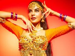 <p>బాలీవుడ్ హాట్ బ్యూటీ జాక్వెలిన్ ఫెర్నాండెజ్ క్లాసికల్ గెటప్ లో అదిరిపోయింది. జీ సినీ అవార్డ్స్ ఈవెంట్ లో స్పెషల్ పర్ఫార్మెన్స్ కోసం జాక్వెలిన్ ఇలా రెడీ అయింది. </p>