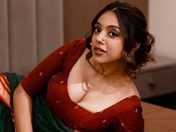 <p>డిఫరెంట్ వెబ్ సిరీస్ లతో అదరగొడుతున్న దేవియాని శర్మ అందాల విందులోనూ తగ్గేదేలే అంటోంది. చీర కొంగు జార్చి ఎద పరువాలను ఇలా ప్రదర్శించింది దేవియాని. </p>