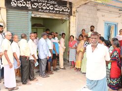 <p>తెలంగాణలోని రేషన్‌ దుకాణాల వద్ద లబ్ధిదారులు బారులు తీరుతున్నారు. ఒకేసారి మూడు నెలల కోటా బియ్యం ఇస్తుండటంతో పోటెత్తున్నారు. </p>