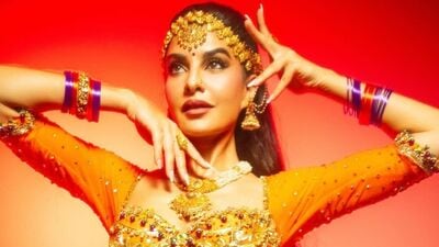 <p>బాలీవుడ్ హాట్ బ్యూటీ జాక్వెలిన్ ఫెర్నాండెజ్ క్లాసికల్ గెటప్ లో అదిరిపోయింది. జీ సినీ అవార్డ్స్ ఈవెంట్ లో స్పెషల్ పర్ఫార్మెన్స్ కోసం జాక్వెలిన్ ఇలా రెడీ అయింది. </p> (instagram-jacquelienefernandez)