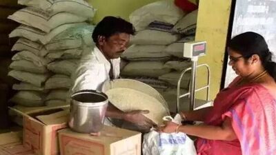 <p>ఉదయం, సాయంత్రం సమయాల్లో బియ్యం పంపిణీ చేస్తున్న రద్దీ ఏమాత్రం తగ్గడం లేదు. మూడు నెలలకు సంబంధించి రేషన్ ఇవ్వటంతో పాటు పైగా సన్నబియ్యం కావడంతో వాటిని తీసుకునేందుకు లబ్ధిదారులు ఎగబడుతున్నారు.</p> (ఫైల్ ఫొటో) <p>ఉదయం, సాయంత్రం సమయాల్లో బియ్యం పంపిణీ చేస్తున్న రద్దీ ఏమాత్రం తగ్గడం లేదు. మూడు నెలలకు సంబంధించి రేషన్ ఇవ్వటంతో పాటు పైగా సన్నబియ్యం కావడంతో వాటిని తీసుకునేందుకు లబ్ధిదారులు ఎగబడుతున్నారు.</p> (ఫైల్ ఫొటో)