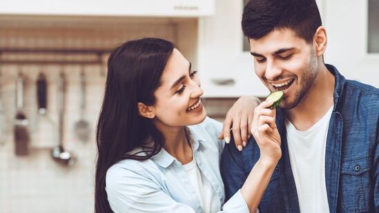 భర్త ఇంటి నుంచి బయటకు వెళ్ళేటప్పుడు ఇలా చేయండి (pinterest)