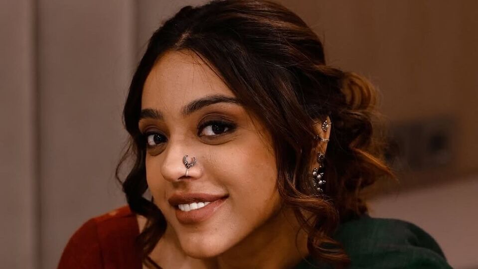 <p>హాట్ నెస్ తో పాటు క్యూట్ గానూ హొయలు పోయింది దేవియాని శర్మ. ఇన్ స్టాగ్రామ్ లో తరచుగా హాట్ ఫొటోలు పోస్టు చేస్తూ భారీ ఫాలోయింగ్ ను సంపాదించుకుంది ఈ బ్యూటీ. </p>(instagram-vdeviyanisharma)