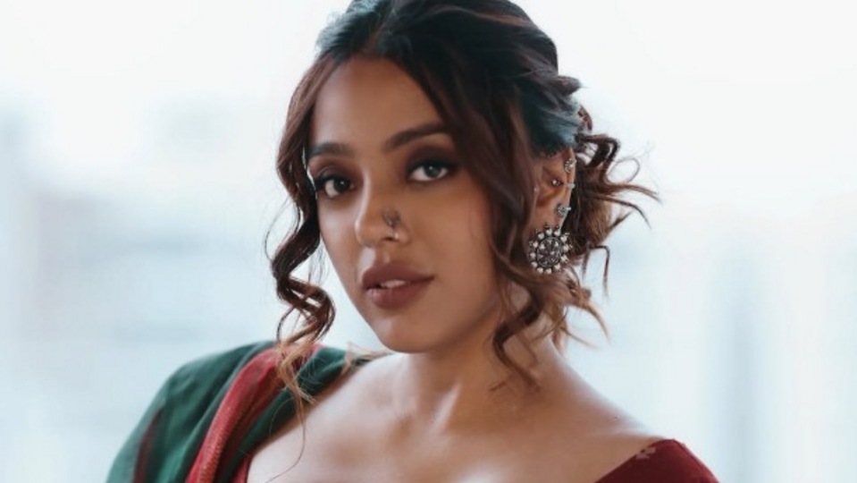 <p>2020లో వచ్చిన భానుమతి & రామకృష్ణ సినిమాతో తెలుగులో తెరంగేట్రం చేసింది దేవియాని శర్మ. ఆ తర్వాత సైతాన్, రొమాంటిక్, సేవ్ ది టైగర్స్ లో నటించింది. ముఖ్యంగా సైతాన్, సేవ్ ది టైగర్స్ లో దేవియాని క్యారెక్టర్లకు మంచి పేరు వచ్చింది. </p>(instagram-vdeviyanisharma)