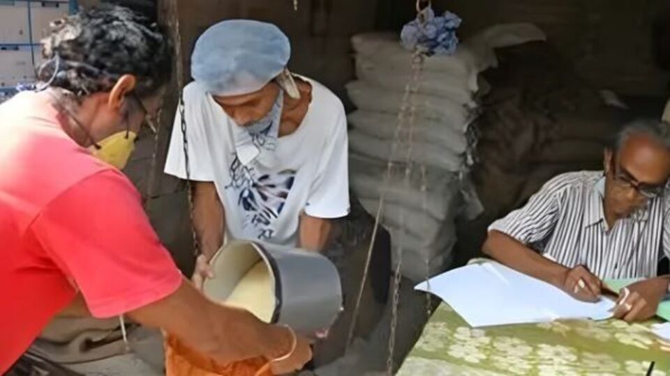 <p>గ్రామీణ ప్రాంతాలతో పోల్చితే… పట్టణ ప్రాంతాల్లో రద్దీ మరీ ఎక్కువగా ఉంటోంది. సర్వర్‌ డౌన్‌ కావడంతో వేలిముద్రల నమోదులో జాప్యంతో పంపిణీ ఆలస్యమవుతోంది. దీంతో రేషన్ లబ్ధిదారులు ఇబ్బందిపడుతున్నారు. </p>(ఫైల్ ఫొటో)