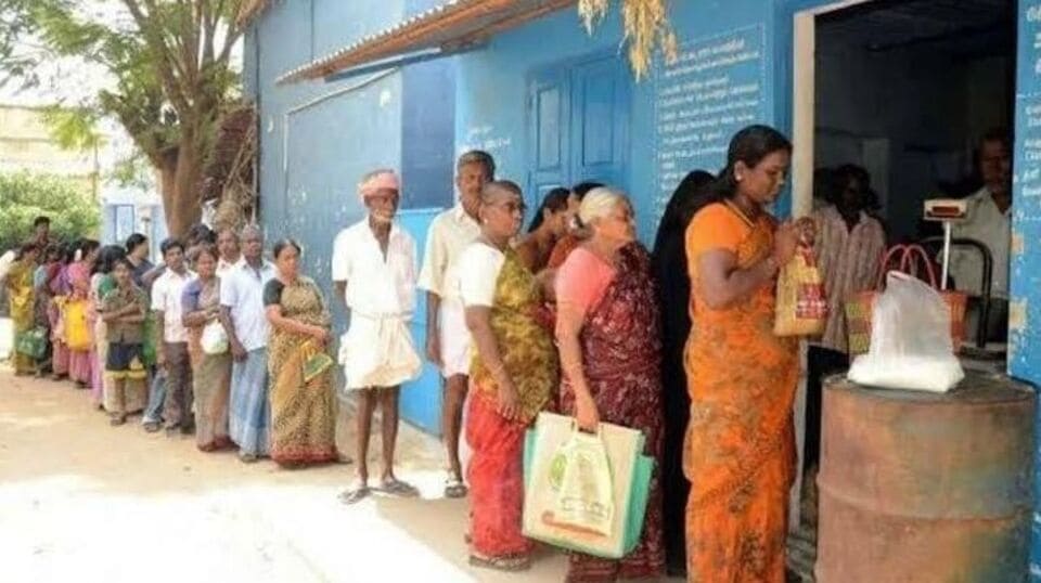 <p>కేంద్ర ప్రభుత్వం నిర్ణయం మేరకు ఒకేసారి మూడు నెలల బియ్యాన్ని పంపిణీ చేస్తున్నారు. దీంతో లబ్ధిదారులు భారీగా తరలివస్తున్నారు. ఉదయం 7గంటల నుంచే షాపుల వద్ద లబ్ధిదారులు బారులు తీరుతున్నారు. </p>(ఫైల్ ఫొటో)