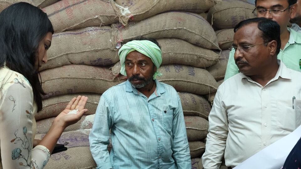 <p>కేంద్రం ఆదేశాల నేపథ్యంలో జూన్, జులై, ఆగస్టు నెలల కోటాను ఒకేసారి పంపిణీ చేస్తున్నారు. జూన్‌ 1 నుంచి బియ్యాన్ని పంపిణీ చేస్తున్నారు. </p>