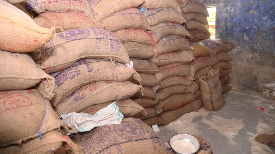 <p>తెలంగాణలోని కార్డుదారులకు ప్రస్తుతం సన్నబియ్యం ఇస్తున్నారు. 2025 ఏప్రిల్ 1న ముఖ్యమంత్రి రేవంత్ రెడ్డి ఈ పథకాన్ని ప్రారంభించారు. కుటుంబంలో ఒక్కో వ్యక్తికి నెలకు 6 కిలోల చొప్పున సన్న బియ్యాన్ని అందజేస్తున్నారు. కాబట్టి మూడు నెలలకు సరిపడే రేషన్ ఇవ్వాలని నిర్ణయం తీసుకున్న నేపథ్యంలో… ప్రతి మనిషిపై 18 కిలలో రేషన్ అందిస్తున్నారు.</p>