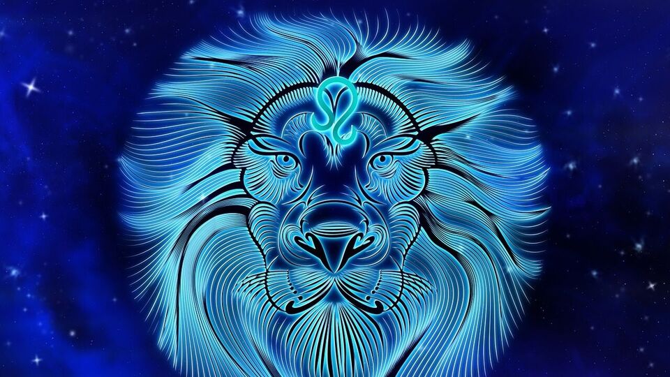 <p>సింహ రాశి వారికి సూర్యుని రాశి మార్పు ఆత్మవిశ్వాసానికి కొత్త దిశను ఇస్తుంది. కార్యాలయంలో ప్రభావవంతమైన ఉనికి ఉంటుంది. నాయకత్వ సామర్థ్యాల కారణంగా ప్రత్యేక గుర్తింపు లభిస్తుంది. భాగస్వామ్యం లేదా బృందంతో ఒక ప్రాజెక్ట్‌లో పనిచేస్తున్న వారు విజయం సాధించే అవకాశం ఉంది. ఆర్థిక రంగంలో స్థిరత్వంతో పాటు, ఆకస్మిక లాభం పొందే పరిస్థితి కూడా ఉంటుంది. ఇది ఆత్మవిశ్వాసాన్ని మరింత పెంచుతుంది. ఆర్థిక పరిస్థితి మునుపటి కంటే బలంగా ఉంటుంది. డబ్బు ఆదా చేసుకునే అవకాశం మీకు లభిస్తుంది.</p>