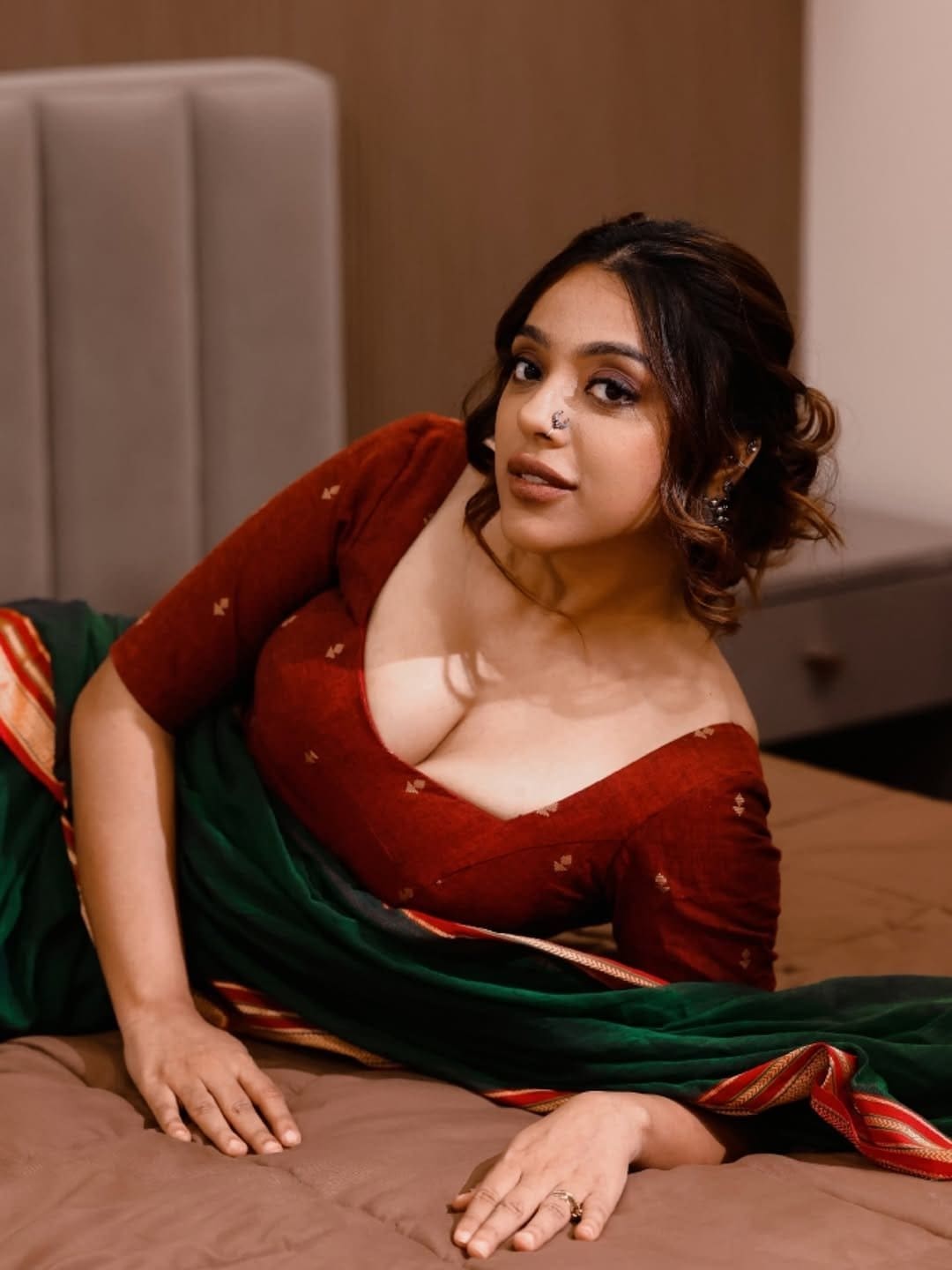 డిఫరెంట్ వెబ్ సిరీస్ లతో అదరగొడుతున్న దేవియాని శర్మ అందాల విందులోనూ తగ్గేదేలే అంటోంది. చీర కొంగు జార్చి ఎద పరువాలను ఇలా ప్రదర్శించింది దేవియాని. 