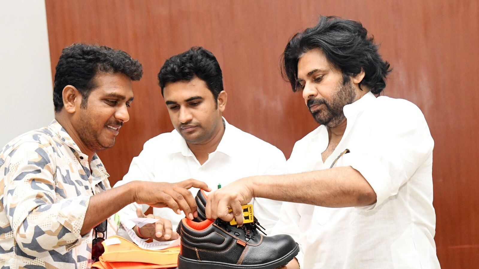 ప్రైవేట్ ఎలక్రీషియన్ల కష్టాలు..! గొప్ప మనసు చాటుకున్న డిప్యూటీ సీఎం పవన్