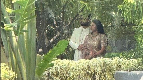 తన కుమార్తె వివాహం గురించి రింకూ తండ్రితో మాట్లాడినట్లు ప్రియా తండ్రి, సమాజ్ వాదీ పార్టీ ఎమ్మెల్యే తుఫానీ సరోజ్ ఈ ఏడాది జనవరిలో ధృవీకరించారు. నిజానికి రింకూ, ప్రియల ప్రేమకథ చాలా ఆసక్తికరంగా ఉంటుంది. రెండేళ్ల క్రితం ఐపీఎల్ 2023లో రింకూ చివరి ఓవర్లో వరుసగా ఐదు సిక్సర్లు కొట్టి కేకేఆర్ ను గెలిపించాడు. ఓ క్రికెటర్ పెళ్లిలో రింకూ ప్రియను కలిశాడు.