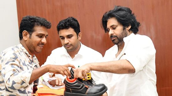 సేఫ్టీ కిట్స్ అందించిన ఉప ముఖ్యమంత్రి పవన్ సేఫ్టీ కిట్స్ అందించిన ఉప ముఖ్యమంత్రి పవన్