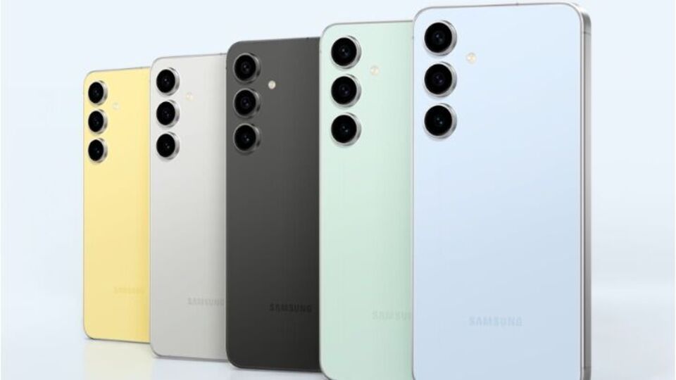 <p>శాంసంగ్​ గెలాక్సీ ఎస్​24 ఎఫ్​ఈ- ఈ స్మార్ట్​ఫోన్​ ధర రూ. 34,900 వరకు ఉంటుంది. ఇందులో శాంసంగ్​ ఎక్సినోస్​ 2400ఈ ప్రాసెసర్​ ఉంటుంది. 6.7 ఇంచ్​ అమోఎల్​ఈడీ డిస్​ప్లే దీని సొంతం. 50ఎంపీ+8ఎంపీ+12ఎంపీ రేర్​, 10ఎంపీ ఫ్రెంట్​ కెమెరా ఈ స్మార్ట్​ఫోన్​లో ఉంది.</p>