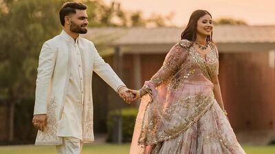 <p>టీమిండియా క్రికెటర్ రింకు సింగ్ తో సమాజ్ వాదీ పార్టీ ఎంపీ ప్రియా సరోజ్ ఎంగేజ్ మెట్ ఆదివారం ఘనంగా జరిగింది. ఈ సందర్భంగా కాబోయే దంపతులు తీసుకున్న ఈ క్యూట్ ఫొటో తెగ వైరల్ అవుతోంది. </p> (Priya Saroj X)