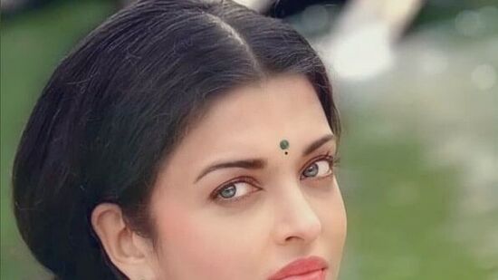 అయితే ఐశ్వర్యారాయ్ బచ్చన్ ఈ సినిమా చేయలేకపోవచ్చు. కానీ, హాలీవుడ్‌లో మాత్రం చాలా సినిమాలు చేసింది. ఇక మిస్టర్ అండ్ మిసెస్ స్మిత్ సినిమాకు ఐఎమ్‌డీబీలో 10కి 6.5 రేటింగ్ ఉంది. జియో హాట్‌స్టార్‌లో మిస్టర్ అండ్ మిసెస్ స్మిత్ ఓటీటీ స్ట్రీమింగ్ అవుతోంది.  
