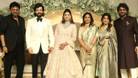 అఖిల్, జైనాబ్ వెడ్డింగ్ రిసెప్షన్ కు విక్టరీ వెంకటేష్ దంపతులు హాజరయ్యారు. నాగార్జునతో కలిసి ఇలా ఫొటోకు ఫోజు ఇచ్చారు. 