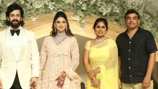 ఫేమస్ ప్రొడ్యూసర్ దిల్ రాజు దంపతులు ఇలా అఖిల్, జైనాబ్ రిసెప్షన్ లో పాలు పంచుకున్నారు. 