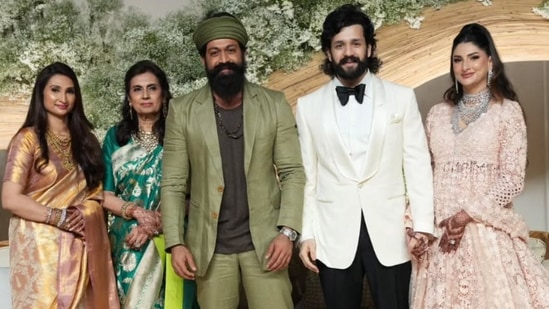 కేజీఎఫ్ చిత్రాలతో ప్రపంచ స్థాయిలో గుర్తింపు తెచ్చుకున్న రాకీ భాయ్ యశ్ కూడా అఖిల్, జైనాబ్ వెడ్డింగ్ రిసెప్షన్ లో పాల్గొన్నారు. 