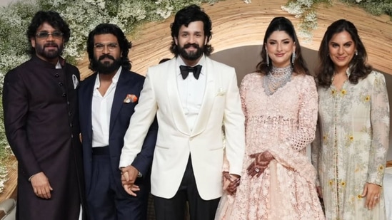 గ్లోబల్ స్టార్ రామ్ చరణ్, ఉపాసన దంపతులు కూడా అఖిల్, జైనాబ్ రిసెప్షన్ కు వెళ్లారు. తండ్రి నాగార్జున, తనయుడు అఖిల్ మధ్య నిలబడి ఇలా ఫోజు ఇచ్చారు రామ్ చరణ్. 