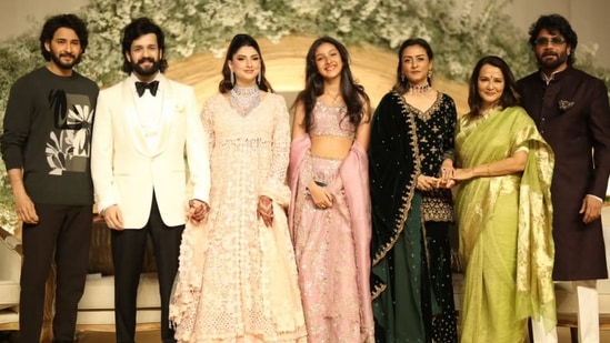 అఖిల్, జైనాబ్ వెడ్డింగ్ రిసెప్షన్ కు భార్య నమత్ర, కూతురు సితారాతో కలిసి సూపర్ స్టార్ మహేష్ బాబు అటెండ్ అయ్యారు. ఈ ఫొటోలు మహేష్ లుక్ వైరల్ గా మారింది. ఆయన ఏజ్ మరింత తగ్గిందనే కామెంట్లు వస్తున్నాయి. 