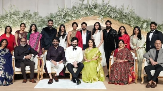 అఖిల్ తో అక్కినేని కుటుంబం ఇలా ఫోజు ఇచ్చిన ఫొటో నెట్టింట తెగ చక్కర్లు కొడుతోంది. ఇందులో నాగ చైతన్య, సుమంత్, సుశాంత్ కూడా ఉన్నారు. 