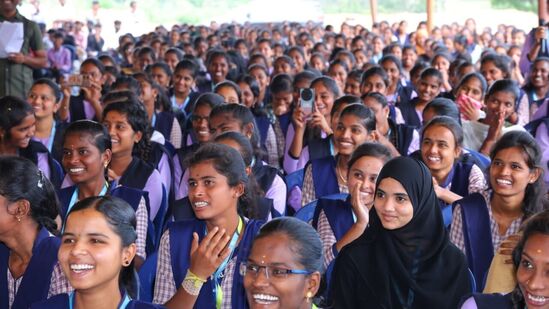 ఈ స్కీమ్ కింద ఒకటవ తరగతి నుంచి 12 వ తరగతి వరకు చదువుతున్న విద్యార్థుల తల్లుల ఖాతాల్లో ఆర్థిక సహాయం కింద డబ్బులు జమ చేస్తారు. ప్రతి సంవత్సరం 15,000 ఇస్తారు.