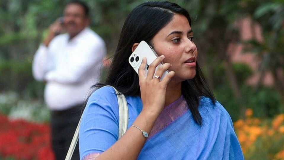 <p>అఫిడావిట్ ప్రకారం ప్రియా సరోజ్ కు ఎలాంటి స్థలం, ఇల్లు, కారు లేదు. ఆమె దగ్గర 5 గ్రాముల బంగారం మాత్రమే ఉంది. ఎలాంటి పెట్టుబడులూ పెట్టలేదు. </p>(Rahul Singh)