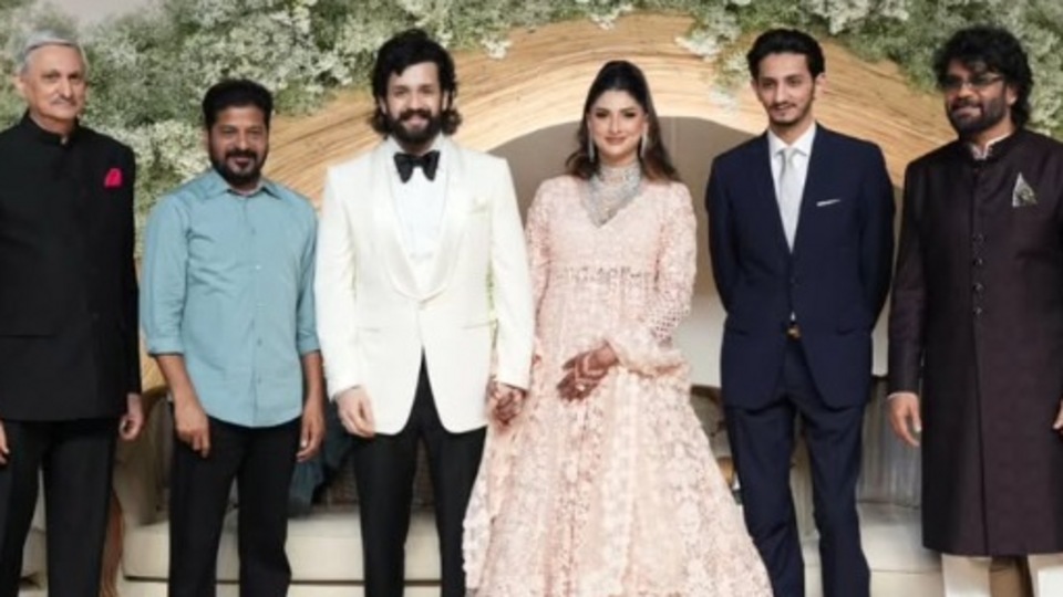<p>తెలంగాణ ముఖ్యమంత్రి రేవంత్ రెడ్డి కూడా అఖిల్, జైనాబ్ రిసెప్షన్ కు అటెండ్ అయ్యారు. సీఎంను నాగార్జున సాదారంగా ఆహ్వానించారు. </p>(instagram-annapurnastudios)