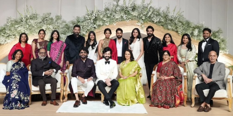 <p>అఖిల్ తో అక్కినేని కుటుంబం ఇలా ఫోజు ఇచ్చిన ఫొటో నెట్టింట తెగ చక్కర్లు కొడుతోంది. ఇందులో నాగ చైతన్య, సుమంత్, సుశాంత్ కూడా ఉన్నారు. </p> <p>అఖిల్ తో అక్కినేని కుటుంబం ఇలా ఫోజు ఇచ్చిన ఫొటో నెట్టింట తెగ చక్కర్లు కొడుతోంది. ఇందులో నాగ చైతన్య, సుమంత్, సుశాంత్ కూడా ఉన్నారు. </p>