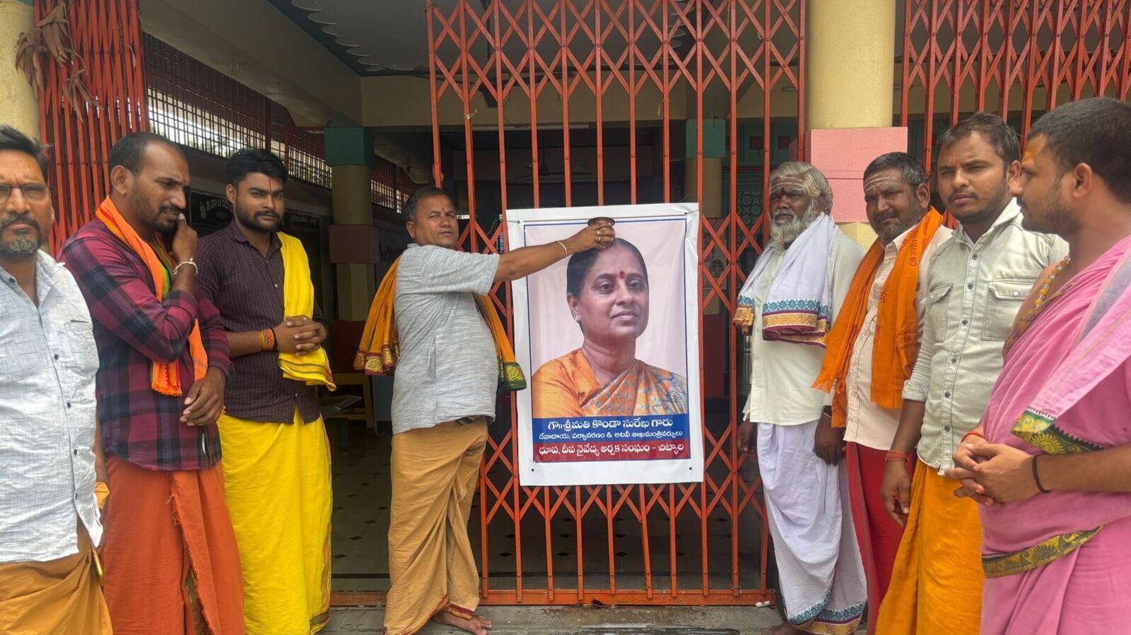 అర్చక, ఉద్యోగులకు గ్రాట్యుటీ పెంపు.. మంత్రి కొండా సురేఖ చిత్రపటానికి పాలాభిషేకం