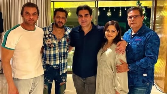తన సోదరి అల్వీరా తనకిష్టమైన వ్యక్తిని పెళ్లి చేసుకుందని సల్మాన్ ఓ ఇంటర్వ్యూలో సంతోషం వ్యక్తం చేశాడు. సల్మాన్ ఖాన్ సోదరులు కూడా ఈ వివాహాన్ని మనస్ఫూర్తిగా అంగీకరించారు. చిన్నప్పుడు సల్మాన్ అన్నదమ్ములు, చెల్లెలు ఒకే గదిలో ఉండేవారు. వారి మధ్య మంచి ఆప్యాయత, అనురాగం ఉన్నాయి.