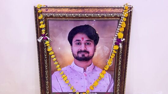 పోలీసుల దర్యాప్తులో వారికి ఒక కొడవలి కనిపించింది. ఆ కొడవలితోనే రాజ రఘువంశి హత్య జరిగిందని వారికి తెలిసింది. అయితే, ఆ రకమైన కొడవలి మేఘాలయలో పెద్దగా వాడరు! అప్పుడు పోలీసులకు అనుమానాలు మొదలయ్యాయి. బయటి వ్యక్తులు ఈ పని చేసుంటారని వారు భావించారు.