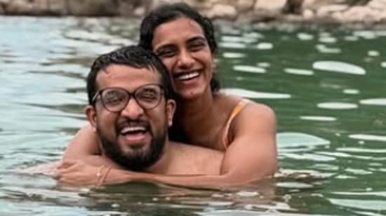 భర్త వెంకట సాయి దత్తాతో కలిసి ఇలా సముద్రంలో ఎంజాయ్ చేసింది పీవీ సింధు. ‘‘అతను ఈదుతాడు. నేను తేలుతాను. అతను నడిపిస్తాడు. నేను నవ్వుతాను. ప్రతి దాంట్లోనూ నా సురక్షితమైన ప్రదేశం’’ అని క్యాప్షన్ ఇచ్చింది సింధు. 