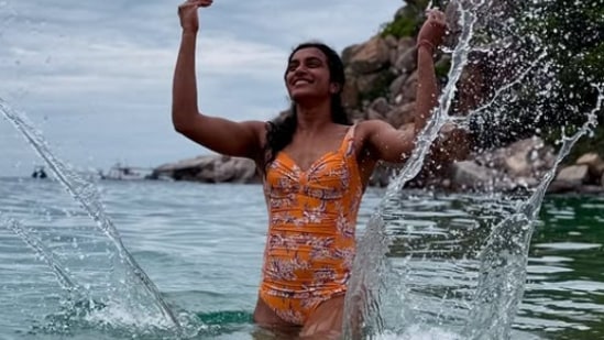 బ్యాడ్మింటన్ ఛాంపియన్ పీవీ సింధు రీసెంట్ గా ఇన్ స్టాగ్రామ్ లో పోస్టు చేసిన ఫొటోలు తెగ వైరల్ అవుతున్నాయి. ఆమె ఫస్ట్ టైమ్ బికినీలో కనిపించడమే అందుకు కారణం. ఇలా సముద్రంలో ఆటలాడుతూ స్టిల్స్ ఇచ్చింది సింధు. 