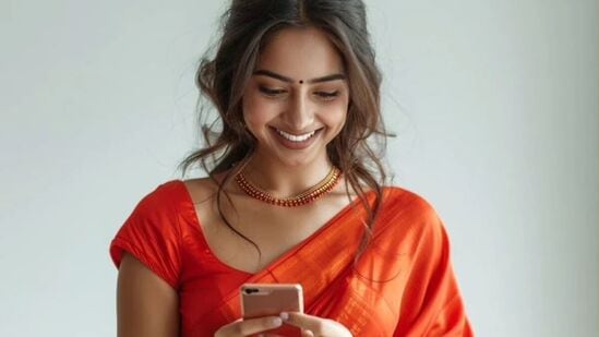 టీవీ ఛానెల్స్ మరియు ఓటీటీ ఫ్రీ - ఈ ప్లాన్ ద్వారా 800కు పైగా టీవీ ఛానళ్లకు ఉచిత యాక్సెస్ లభిస్తుంది. ఇందులో నెట్ఫ్ ఫ్లిక్స్ (బేసిక్), అమెజాన్ ప్రైమ్ లైట్, యూట్యూబ్ ప్రీమియం, జియో హాట్ స్టార్ సహా పలు ఓటీటీలకు ఉచిత యాక్సెస్ లభిస్తుంది.