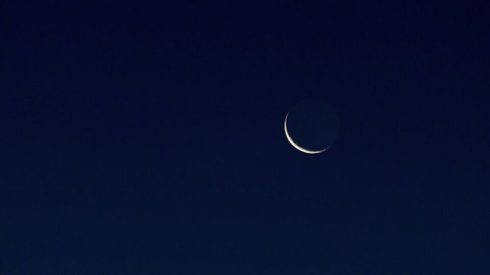 <p>వైదిక క్యాలెండర్ ప్రకారం, ఆషాఢ మాసంలోని కృష్ణ పక్షం అమావాస్య తిథి జూన్ 24 ఉదయం 06:59 గంటలకు ప్రారంభమై జూన్ 25 సాయంత్రం 4 గంటలకు ముగుస్తుంది. ఈ విధంగా జూన్ 25న ఆషాడ అమావాస్యను జరుపుకోనున్నారు.</p>